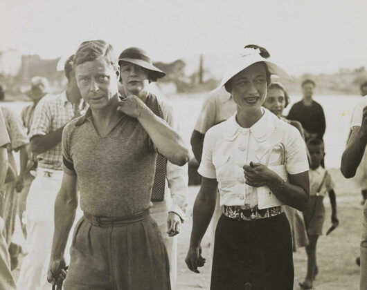 800px-king_edward_viii_and_mrs_simpson_on_holiday_in_yugoslavia-_1936.jpg