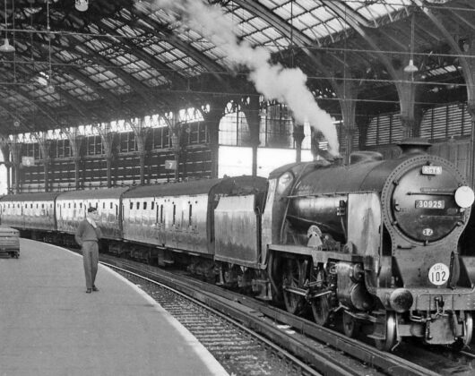 brighton_station_interior-_with_schools_30925_on_rail_tour_geograph-2665127-by-ben-brooksbank.jpg